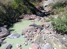 The little stream that ran through the canyon was really green. I initially thought it was due to copper deposits, but apparently it has something to do with a layer of volcanic ash.