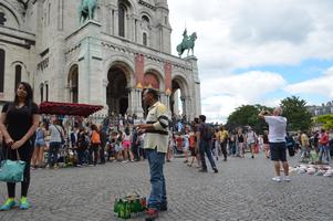A vendor selling Heineken outside of the Sacre Coeur