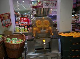 You can also purchase freshly squeezed orange juice at this grocery store via this self-serve machine